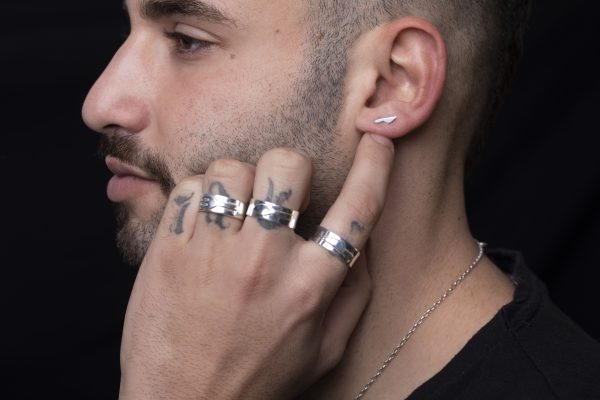 ⁦עגילי סכין כסף צמודים⁩ – תמונה ⁦2⁩